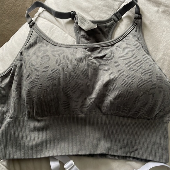 Sports bras - Picture 4 of 5
